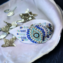 تحميل الصورة إلى عارض المعرض، <transcy>عين الشر بيضاء</transcy>