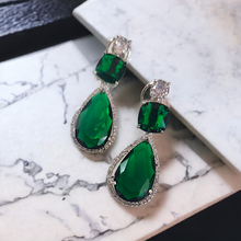 Load image into Gallery viewer, Izumi Emerald earrings