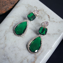 Load image into Gallery viewer, Izumi Emerald earrings