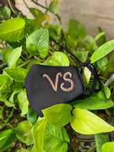 تحميل الصورة إلى عارض المعرض، قناع الحروف الأولى باللون الأسود مع حبات ملونة وسلسلة