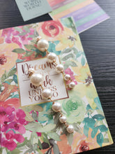 Load image into Gallery viewer, Pearl earrings