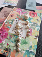 Load image into Gallery viewer, Pearl earrings