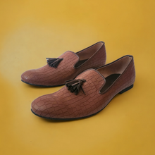 Load image into Gallery viewer, Aligator tassle loafers- Tan

