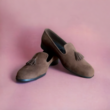 Load image into Gallery viewer, Suede tassel loafers- Brown
