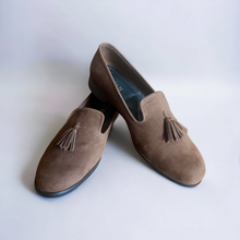 Load image into Gallery viewer, Suede tassel loafers- Brown
