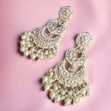 Load image into Gallery viewer, Jaipuri Emarat earrings- pearl

