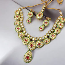 Load image into Gallery viewer, Kundan set with earrings and maangtika
