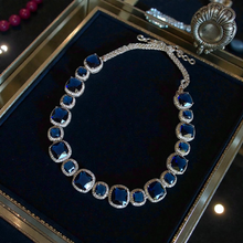 تحميل الصورة إلى عارض المعرض، قلادة من الذهب الأبيض مرصعة بالياقوت الأزرق 
