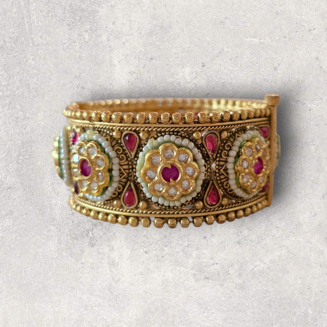 Green pacheli kundan bangle with pearl detailing