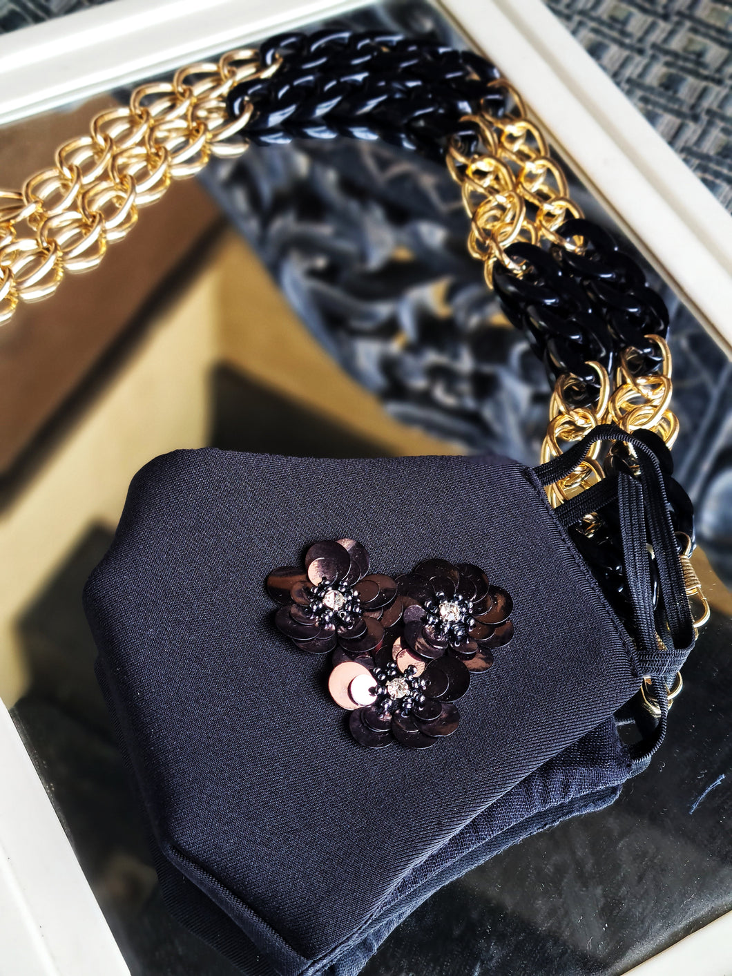 Shaya Black mask with mask chain
