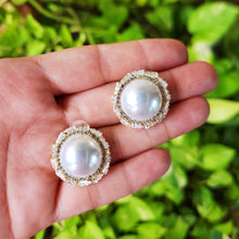 Load image into Gallery viewer, Pearl and diamonté round studs
