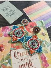Load image into Gallery viewer, Floral earrings
