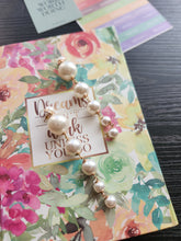 Load image into Gallery viewer, Pearl earrings

