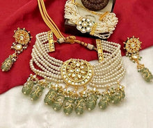 Load image into Gallery viewer, Pearl choker with green beads
