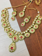 Load image into Gallery viewer, Kundan set with earrings and maangtika
