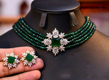 Load image into Gallery viewer, Green crystals and emerald diamond choker
