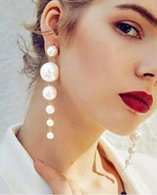 Load image into Gallery viewer, Pearl earrings

