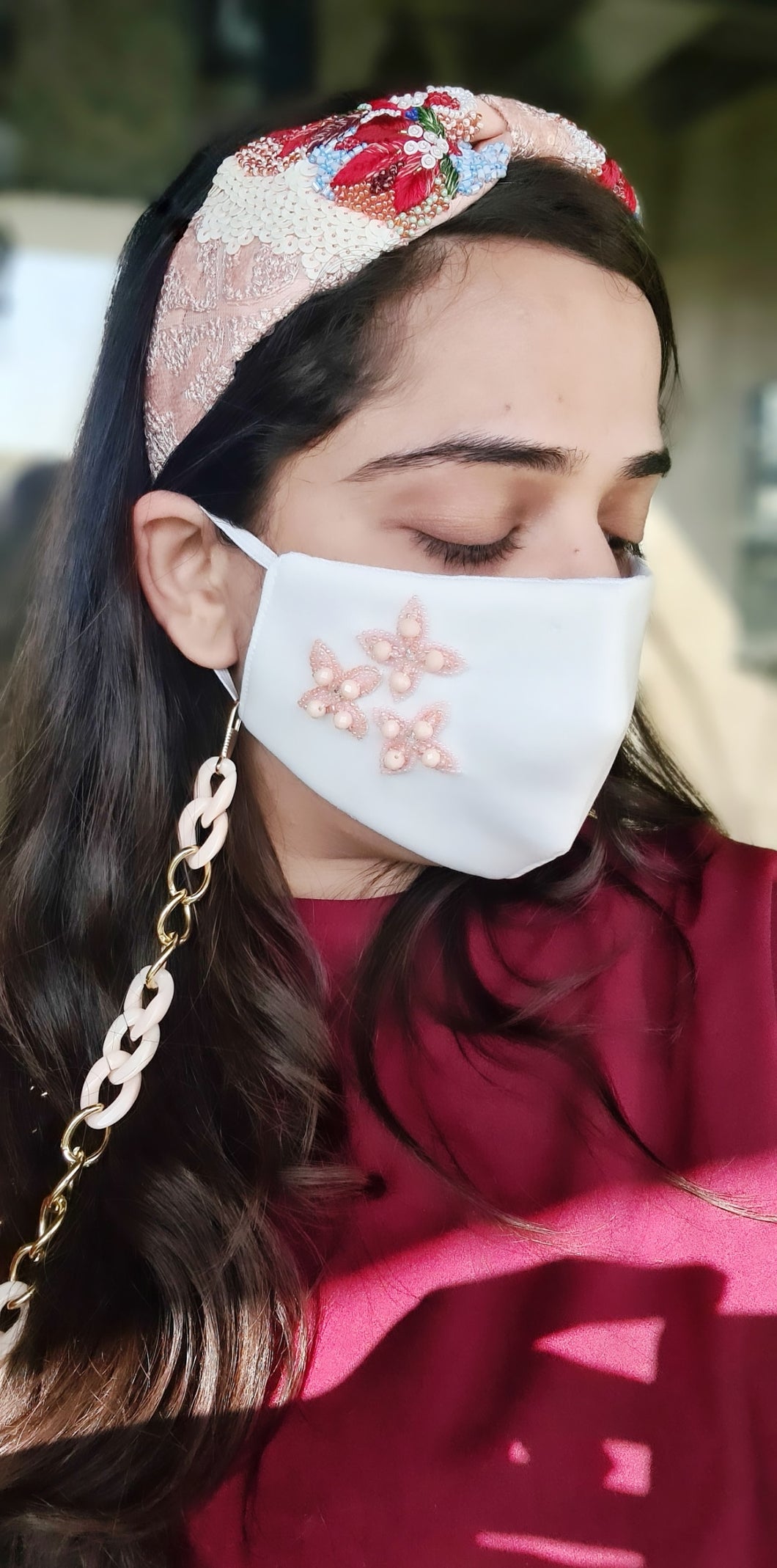 Tinkle White mask with mask chain