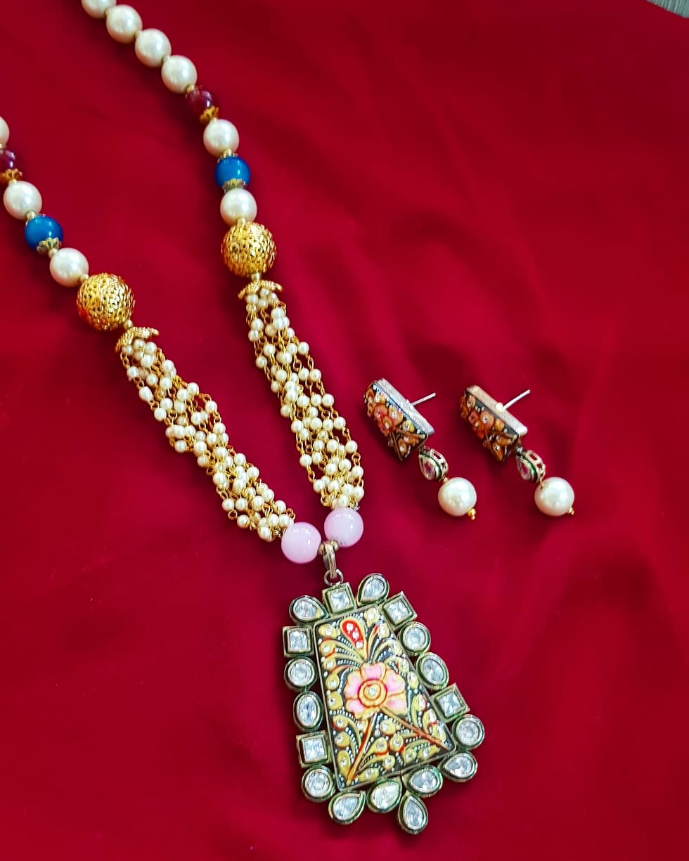 Traditional pearl set with stones