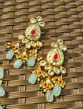 Load image into Gallery viewer, Gold finished kundan and onyx rani haar
