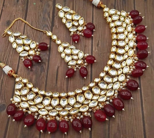 Classic kundan necklace with earrings and maangtika (maroon)