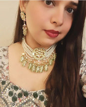 Load image into Gallery viewer, Pearl choker with green beads

