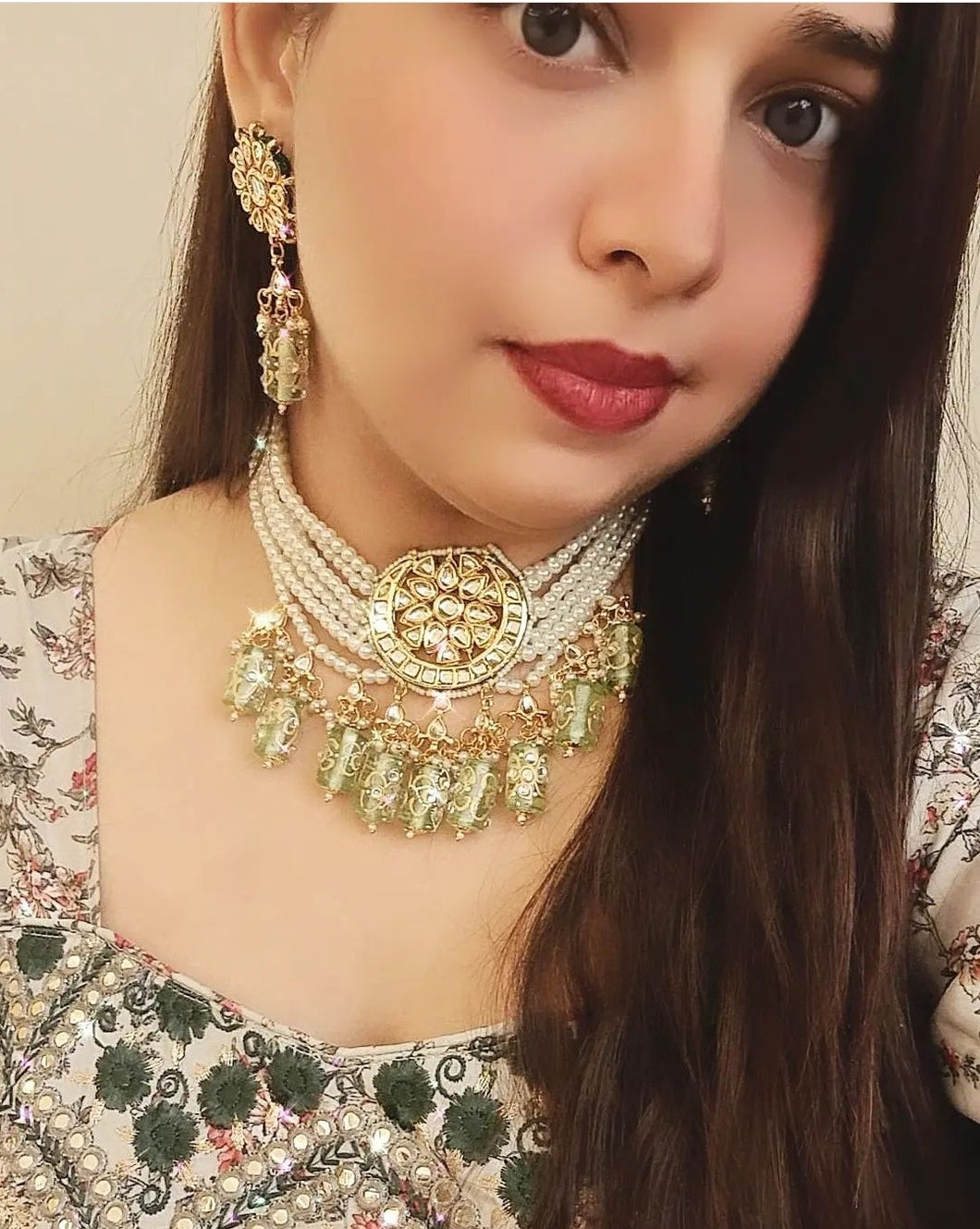 Pearl choker with green beads