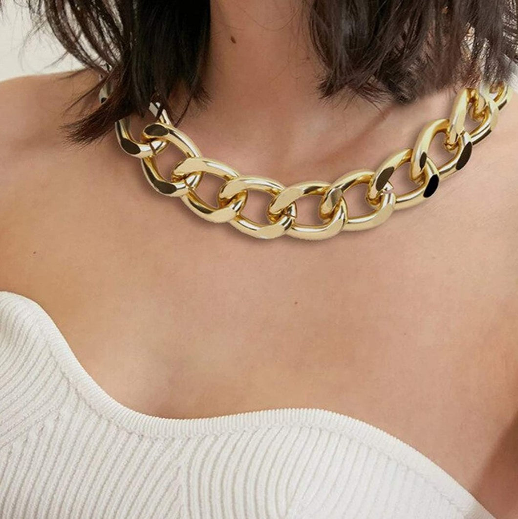 Gold chain loop necklace